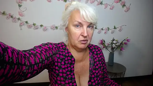 Snapshot of BlondyLeeBest chatting on September 19, 6:19 pm BlondyLeeBest online show from September 19, 6:19 pm
