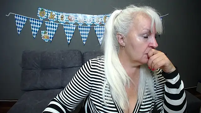 Snapshot of BlondyLeeBest chatting on September 27, 6:57 pm BlondyLeeBest online show from September 27, 6:57 pm