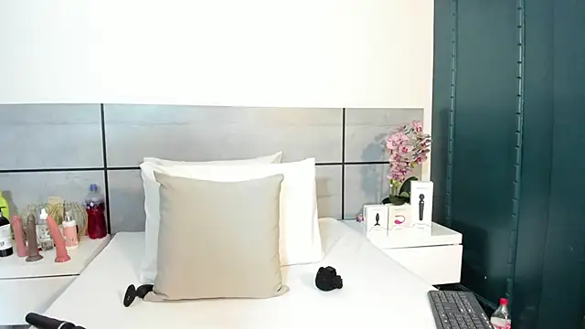 EmmaSmith2 online show from January 8, 2:14 am