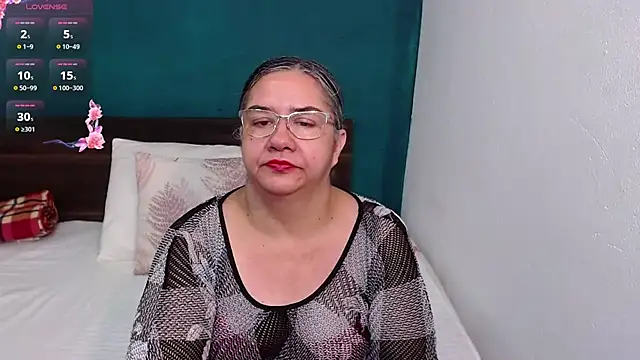 Snapshot of scaelettdubois chatting on October 2, 12:06 am scaelettdubois online show from October 2, 12:06 am