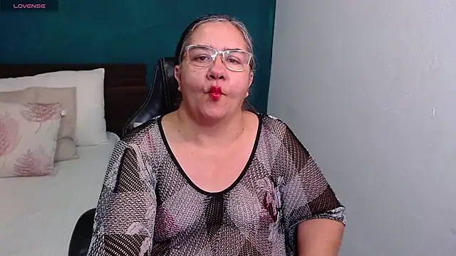 Snapshot of scaelettdubois chatting on January 10, 12:01 am scaelettdubois online show from January 10, 12:01 am