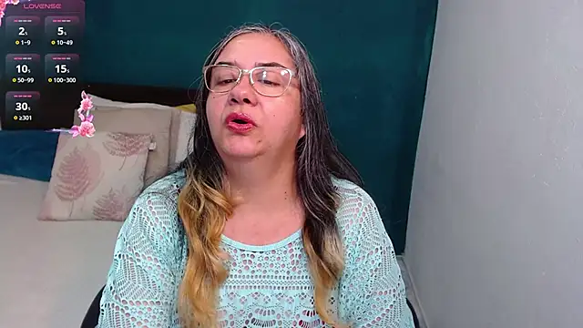 Snapshot of scaelettdubois chatting on January 11, 2:05 am scaelettdubois online show from January 11, 2:05 am