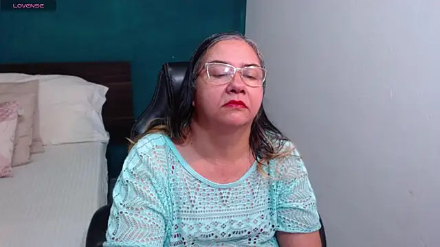 Snapshot of scaelettdubois chatting on January 18, 12:25 am scaelettdubois online show from January 18, 12:25 am