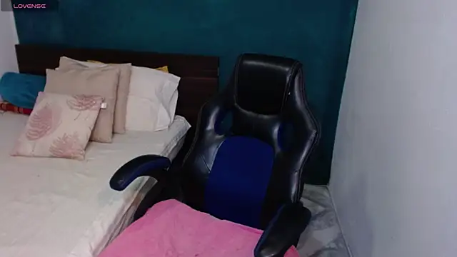 Snapshot of scaelettdubois chatting on February 8, 10:35 pm scaelettdubois online show from February 8, 10:35 pm