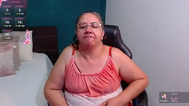 Snapshot of scaelettdubois chatting on February 17, 1:24 am scaelettdubois online show from February 17, 1:24 am