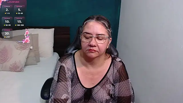 Snapshot of scaelettdubois chatting on February 18, 1:34 am scaelettdubois online show from February 18, 1:34 am