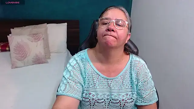 Snapshot of scaelettdubois chatting on February 19, 1:34 am scaelettdubois online show from February 19, 1:34 am