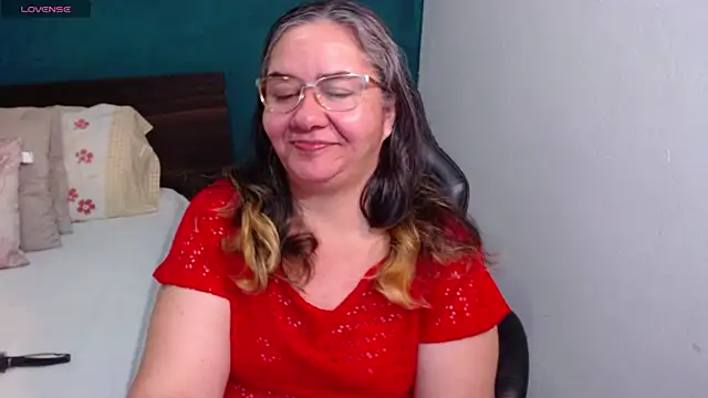 Snapshot of scaelettdubois chatting on March 8, 1:36 am scaelettdubois online show from March 8, 1:36 am