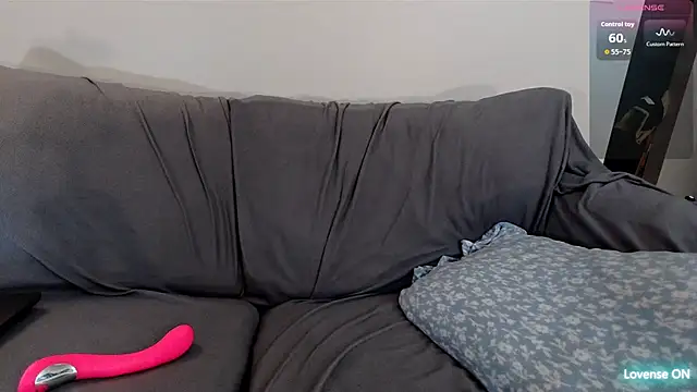 Snapshot of EmoDream1998 chatting on October 12, 11:37 pm EmoDream1998 online show from October 12, 11:37 pm