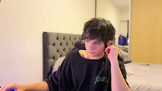 Snapshot of SasukeUhchiaa chatting on March 19, 12:37 am SasukeUhchiaa online show from March 19, 12:37 am