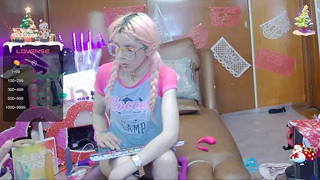 Snapshot of Skinygirl chatting on February 14, 2:50 am Skinygirl online show from February 14, 2:50 am