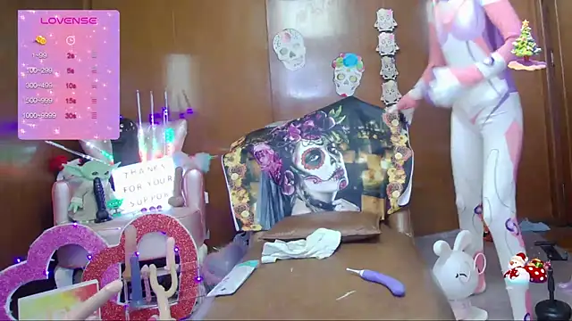 Snapshot of Skinygirl chatting on October 28, 12:25 am Skinygirl online show from October 28, 12:25 am