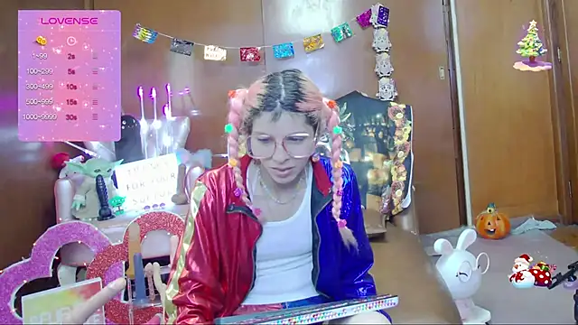 Snapshot of Skinygirl chatting on October 29, 10:00 pm Skinygirl online show from October 29, 10:00 pm