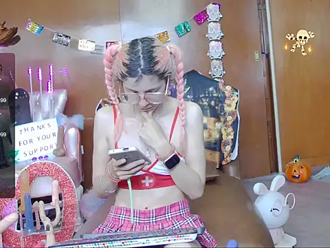 Snapshot of Skinygirl chatting on November 1, 8:00 pm Skinygirl online show from November 1, 8:00 pm