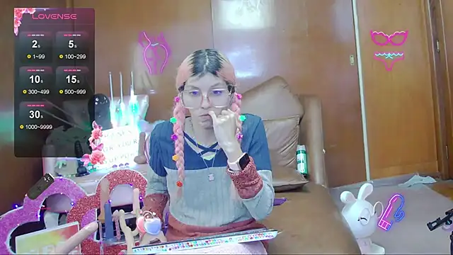 Snapshot of Skinygirl chatting on November 5, 10:10 pm Skinygirl online show from November 5, 10:10 pm