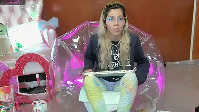 Skinygirl online show from March 6, 11:45 pm