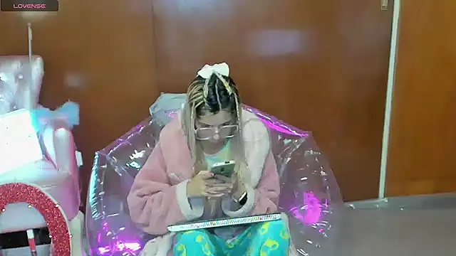 Skinygirl online show from March 17, 12:15 am