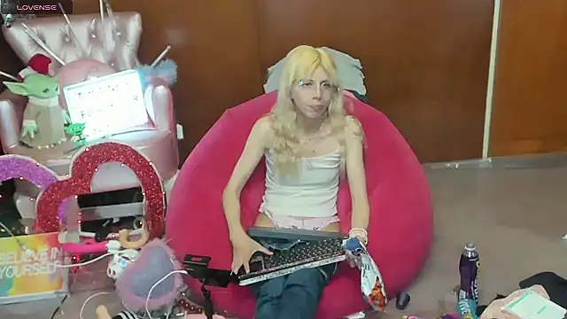 Skinygirl online show from April 30, 11:20 pm