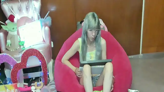 Skinygirl online show from May 4, 11:12 pm