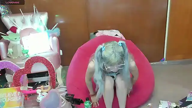 Skinygirl online show from May 5, 11:13 pm