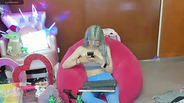Skinygirl online show from May 6, 9:53 pm