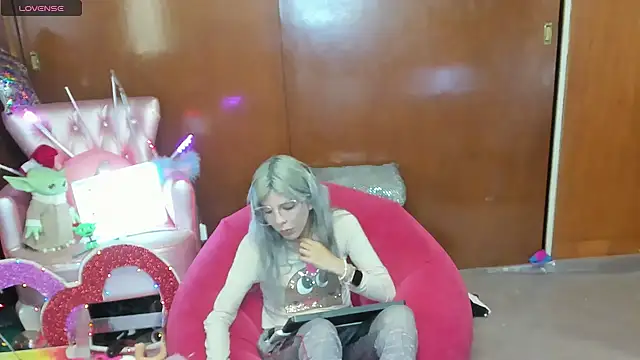 Skinygirl online show from May 9, 12:05 am