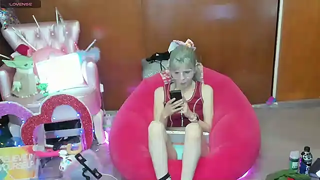 Skinygirl online show from May 12, 11:35 pm