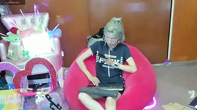 Skinygirl online show from May 14, 1:56 am
