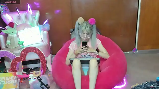 Skinygirl online show from May 14, 11:44 pm