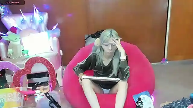 Skinygirl online show from May 16, 12:18 am