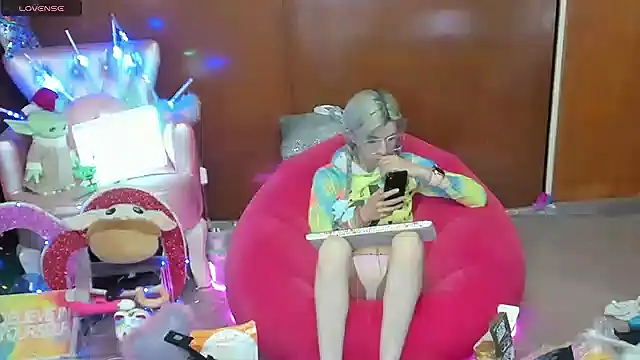 Skinygirl online show from May 18, 11:10 pm
