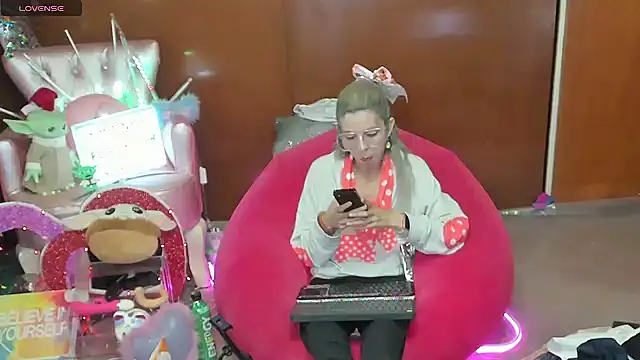 Skinygirl online show from May 20, 10:38 pm