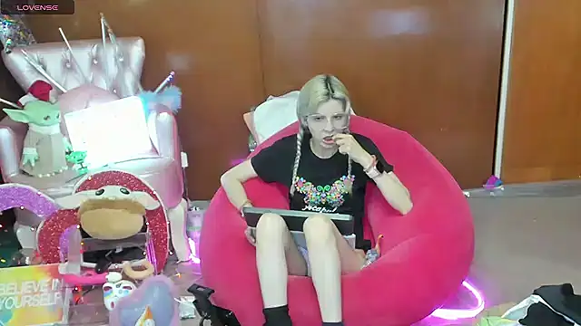 Skinygirl online show from June 1, 11:28 pm