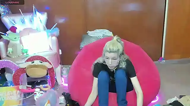 Skinygirl online show from June 2, 11:29 pm