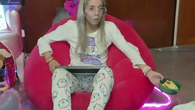Skinygirl online show from June 11, 11:14 pm