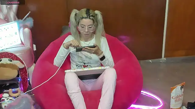 Skinygirl online show from June 15, 12:24 am