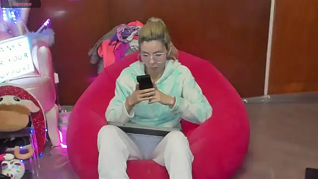 Skinygirl online show from June 18, 12:55 am