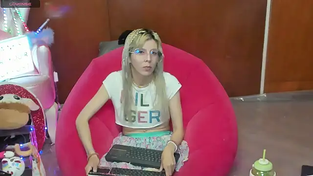 Skinygirl online show from June 20, 12:14 am