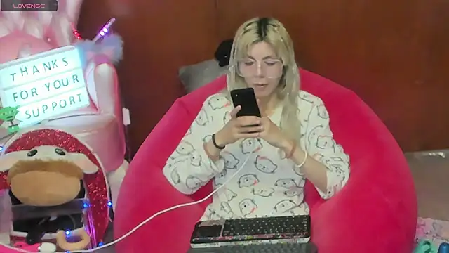 Skinygirl online show from June 20, 10:34 pm