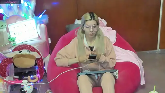Skinygirl online show from June 26, 2:38 am
