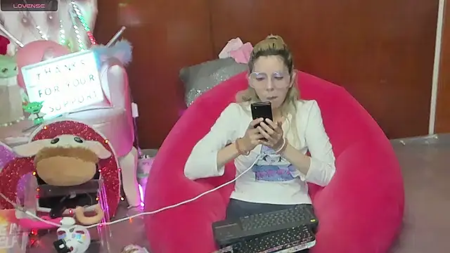 Skinygirl online show from June 26, 11:53 pm