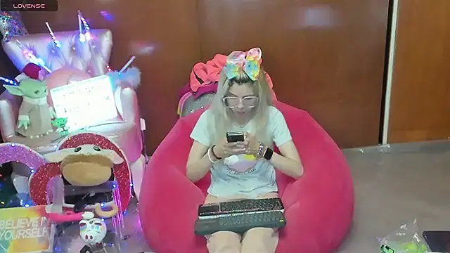 Skinygirl online show from July 9, 12:04 am