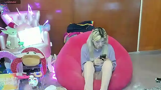 Skinygirl online show from July 12, 11:51 pm