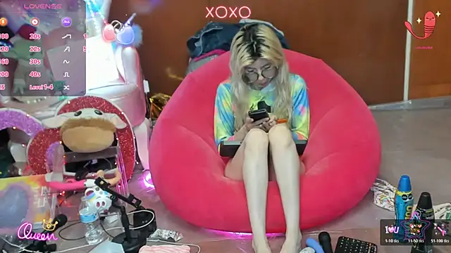 Skinygirl online show from July 27, 11:45 pm