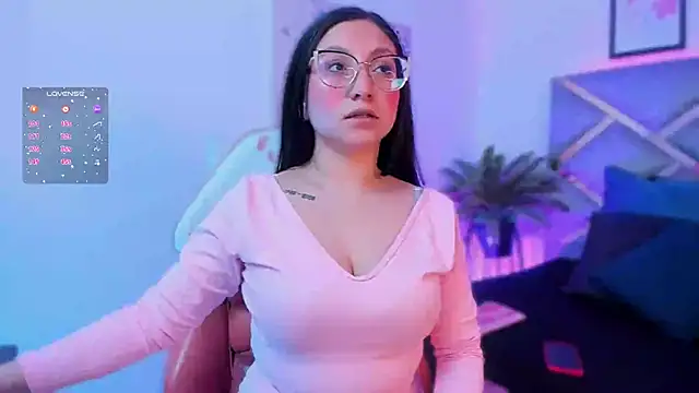 Snapshot of lucy_neil chatting on October 24, 2:41 am lucy neil online show from October 24, 2:41 am