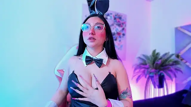 Snapshot of lucy_neil chatting on November 1, 2:35 am lucy neil online show from November 1, 2:35 am