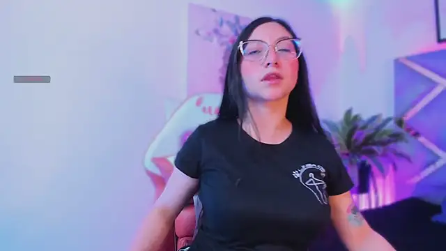 Snapshot of lucy_neil chatting on November 7, 2:33 am lucy neil online show from November 7, 2:33 am