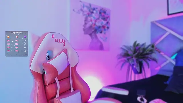 Snapshot of lucy_neil chatting on November 16, 2:39 am lucy neil online show from November 16, 2:39 am