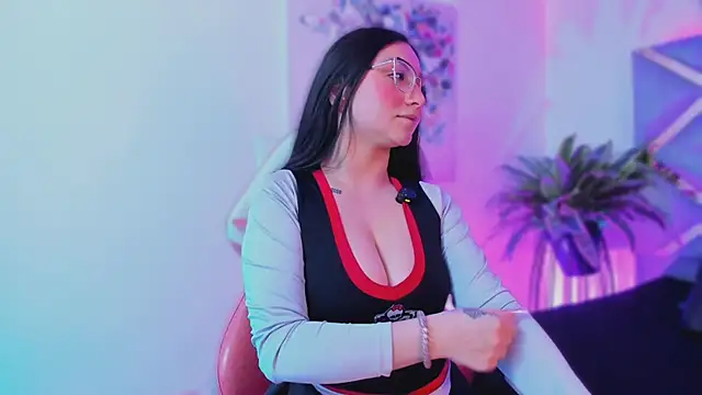 Snapshot of lucy_neil chatting on November 18, 3:34 am lucy neil online show from November 18, 3:34 am