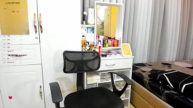 Snapshot of FuckDollNicky chatting on December 21, 5:58 am FuckDollNicky online show from December 21, 5:58 am